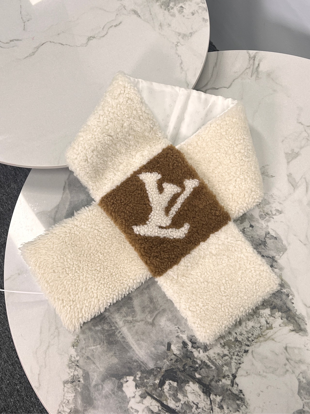 95新 LouisVuitton/路易威登    Tsan0217/羊羔绒围巾/尺码均码