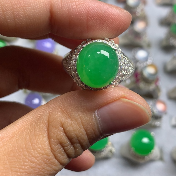 L***娜翡翠未镶嵌戒指铜托，卖裸石，需要二次镶嵌