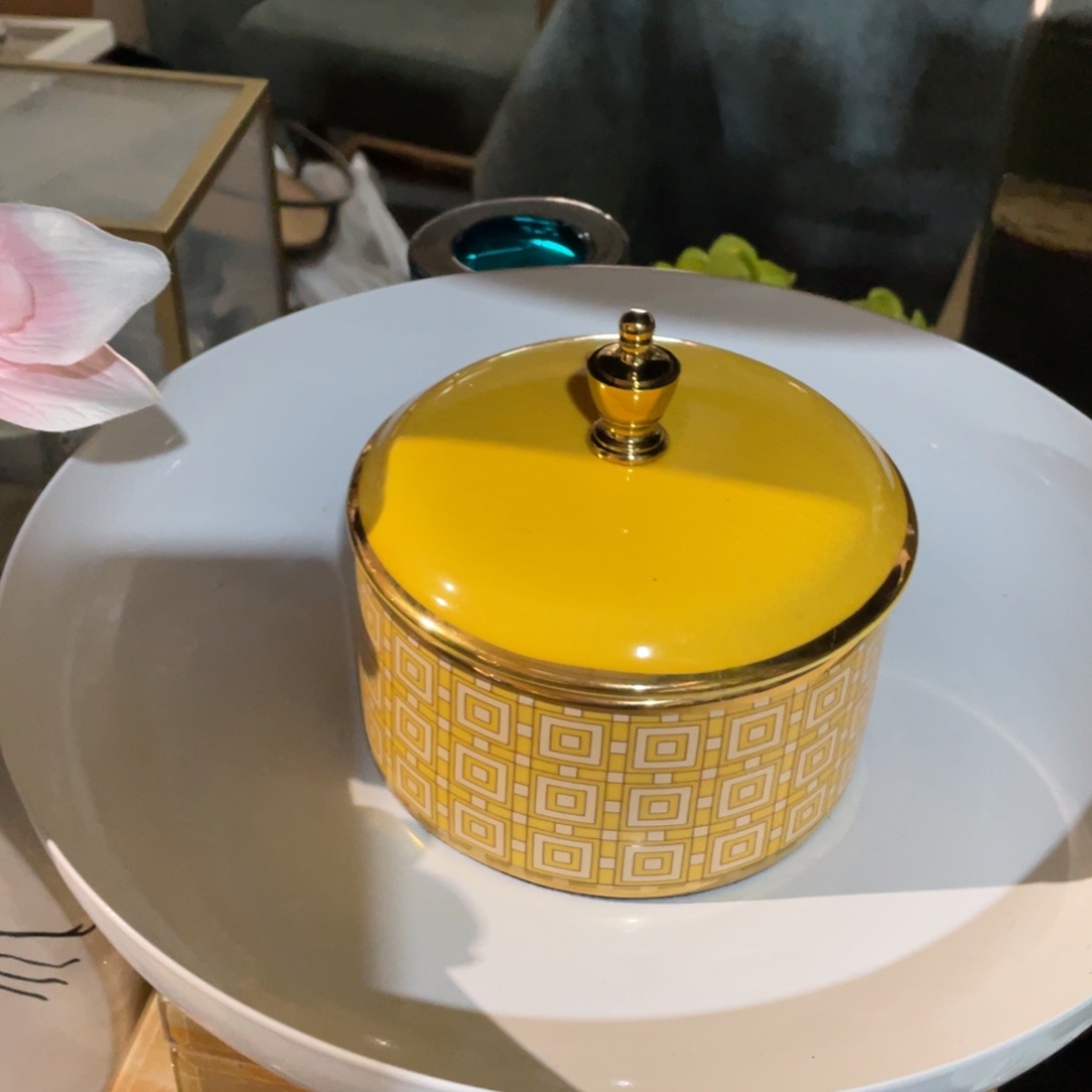 谷*?陶瓷花瓶，家居摆件。