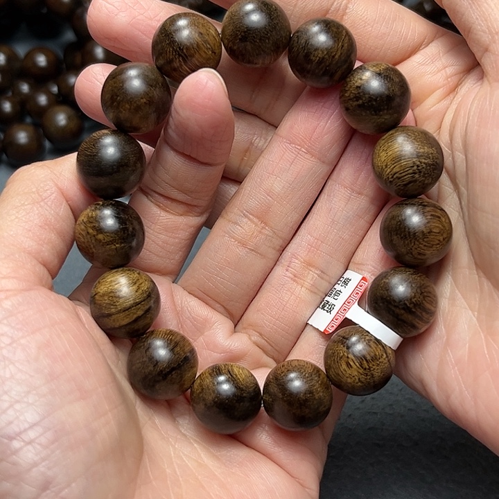 沉香手串心***。白棋留疤