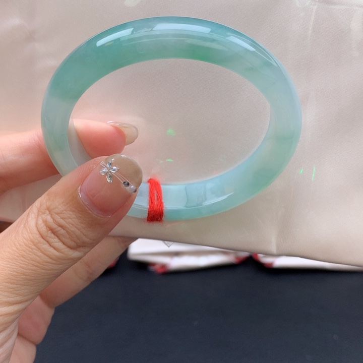 翡翠手镯未镶嵌芙蓉绿底贵妃52.2晴24号