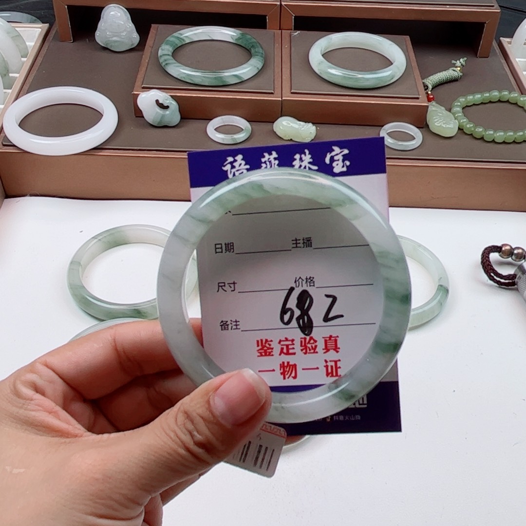 石英质玉手镯未镶嵌最****?