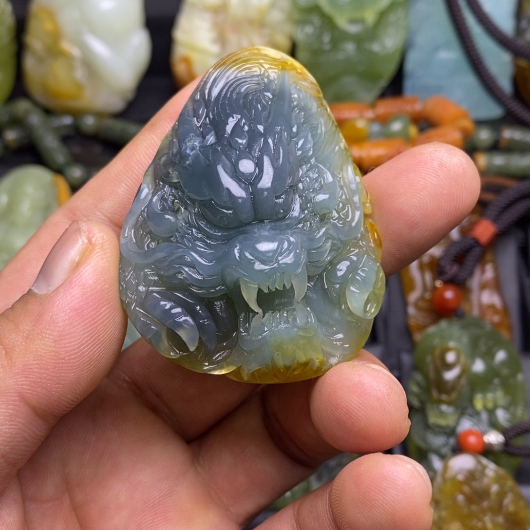 蛇纹石玉颈饰未镶嵌