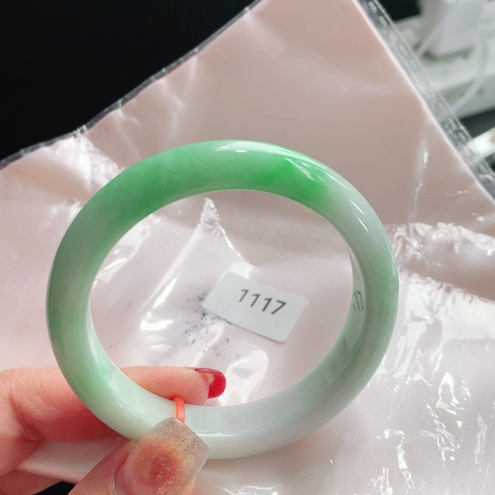 翡翠手镯未镶嵌。