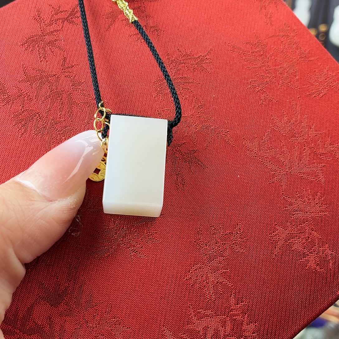 沐****和田玉未镶嵌颈饰