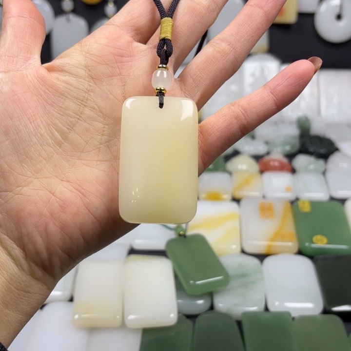 放***静石英质玉（金丝玉）未镶嵌颈饰