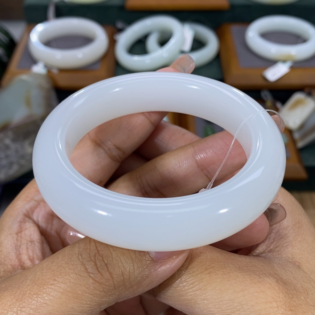 和田玉手镯未镶嵌