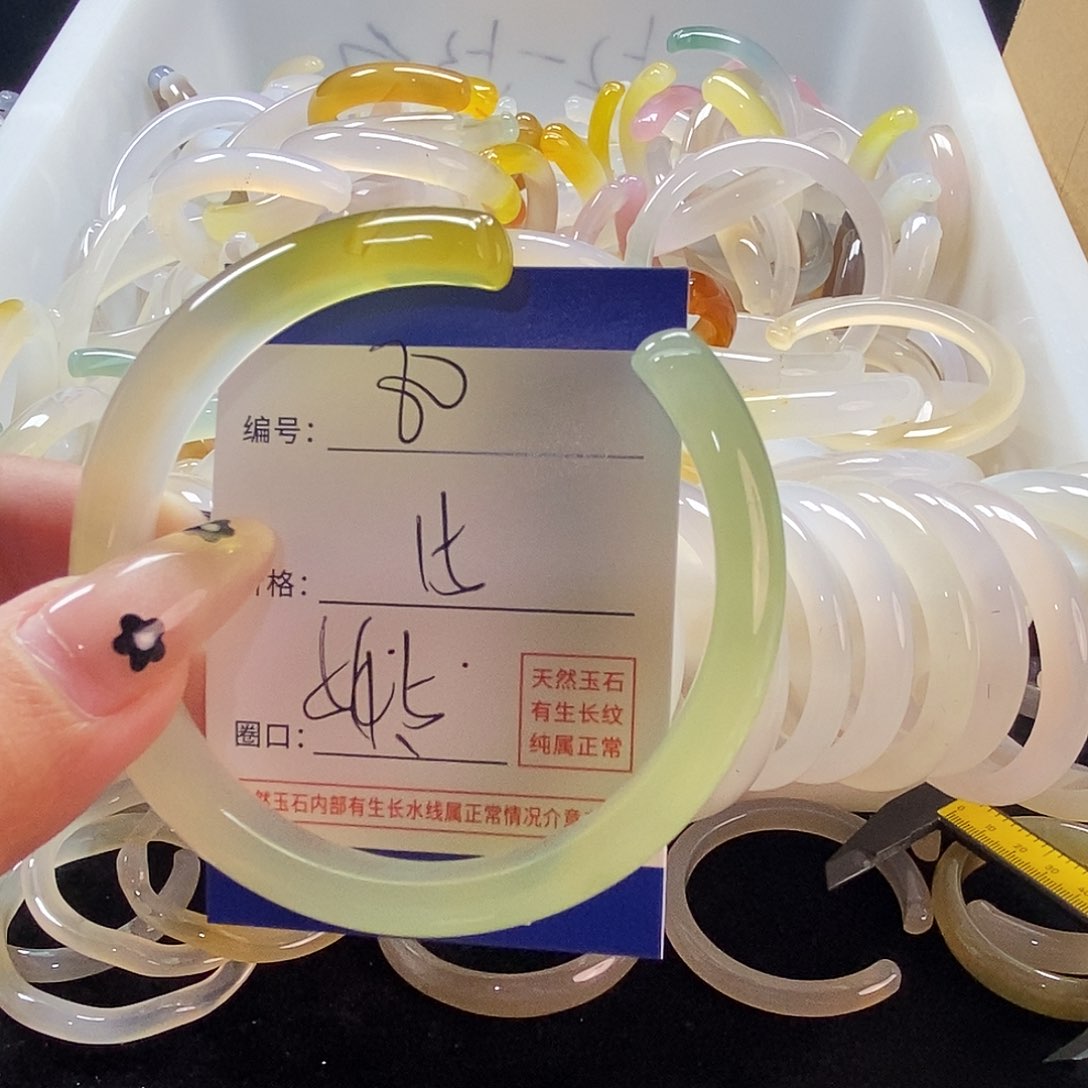 玛瑙/玉髓手镯未镶嵌80