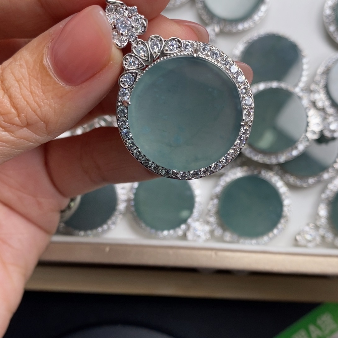 翡翠颈饰未镶嵌翡翠