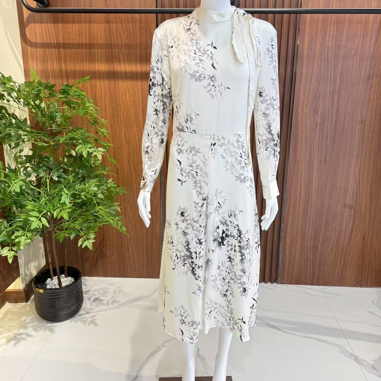 GD 01355半高领系带气质印花长袖连衣裙