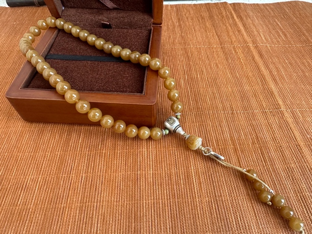 天然新疆和田玉全糖手持手工雕刻醒狮