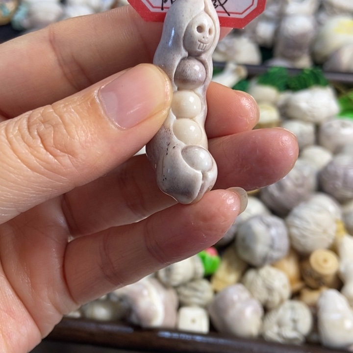 用***子配饰鹿角雕刻一个出