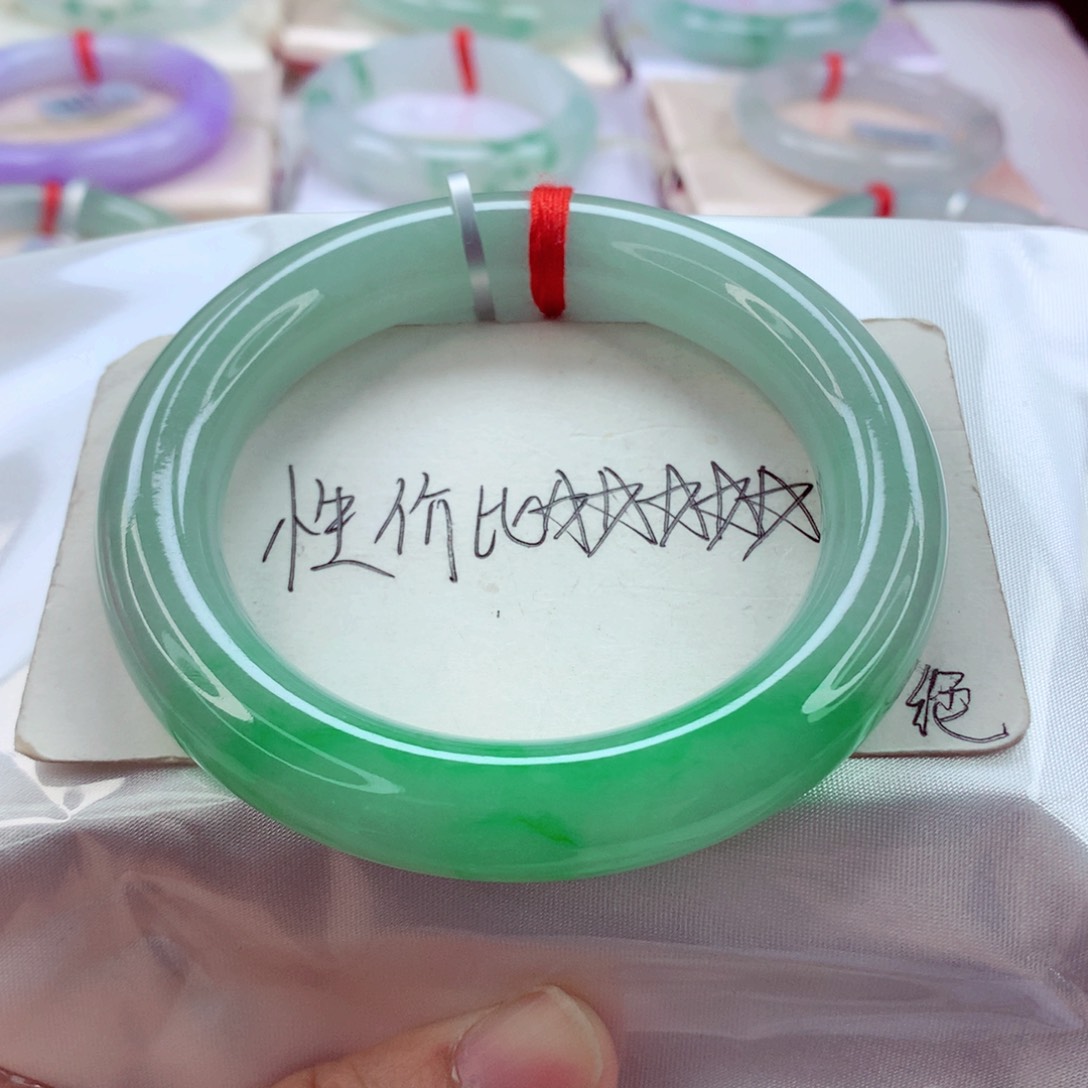 翡翠手镯（圆镯）未镶嵌满绿飘正阳绿完美超漏价A