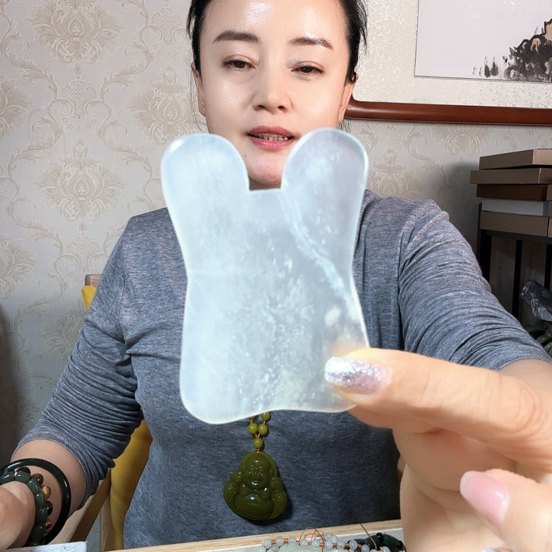 岫玉未镶嵌颈饰涅**生