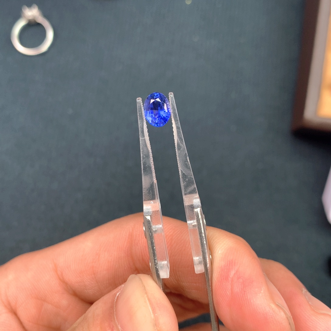 蓝宝石裸石未镶嵌明亮的皇家蓝重量1.41克拉