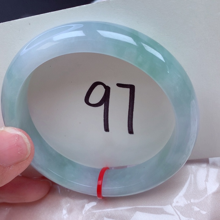 翡翠手镯未镶嵌翡翠