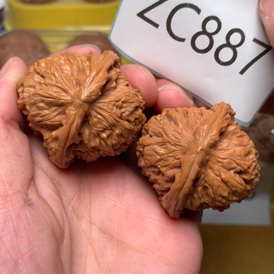 文玩核桃把件红皮南疆石40