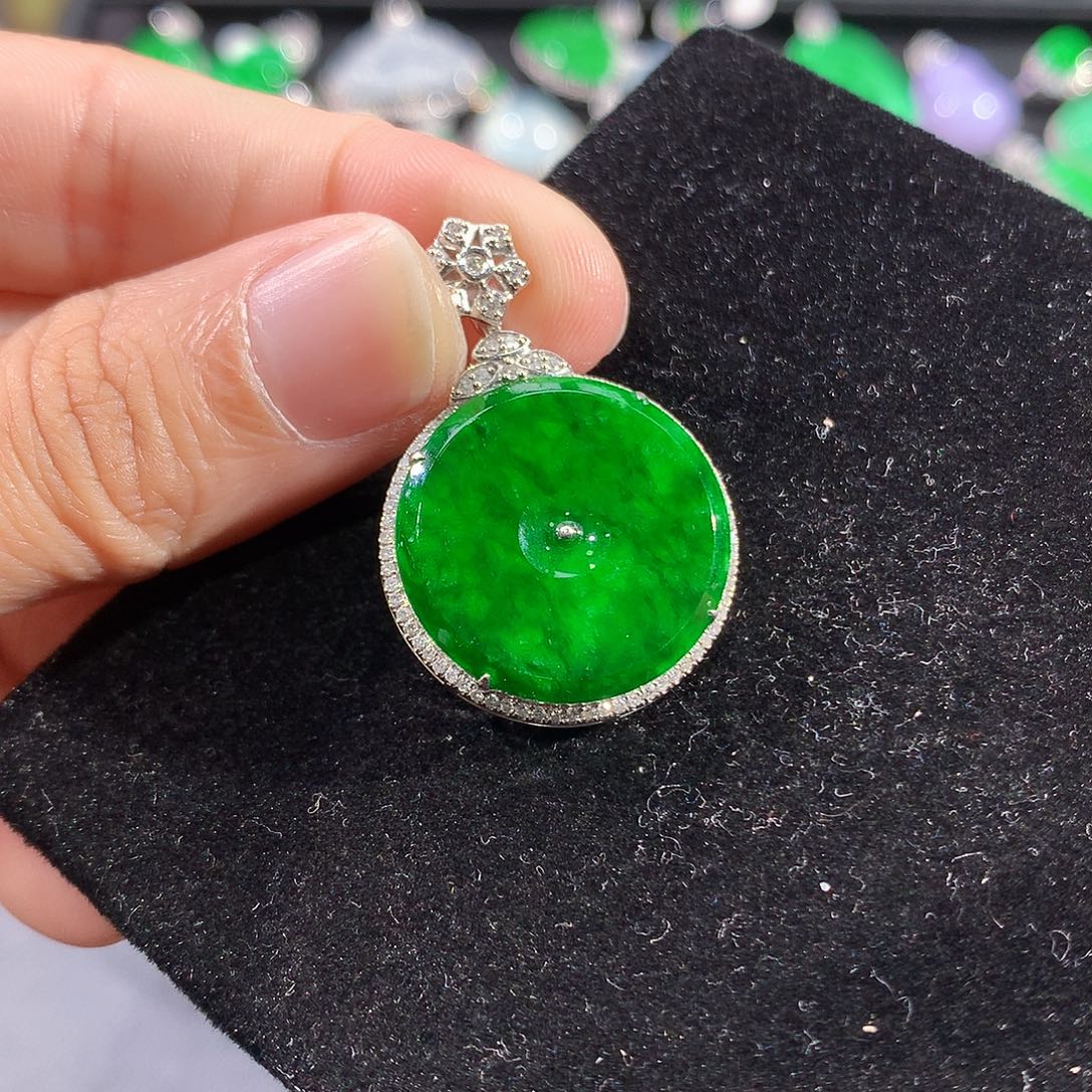 翡翠18K金镶嵌颈饰