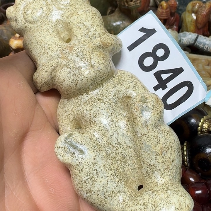 透闪石-蛇纹石玉未镶嵌颈饰