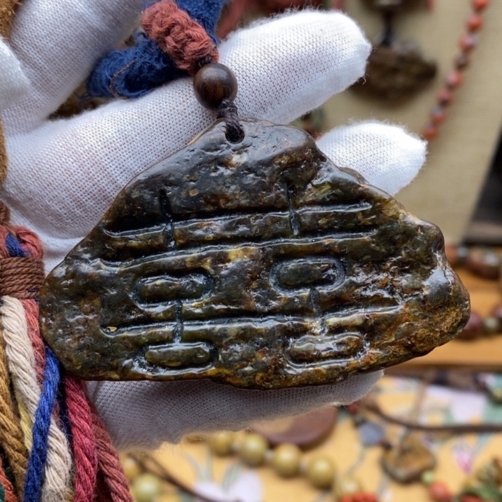 未镶嵌岫岩河磨玉（透闪石质玉）挂件