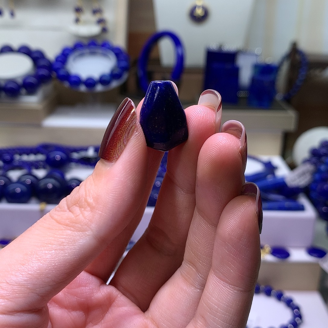 充***.青金石未镶嵌天然原矿鲨鱼背三通