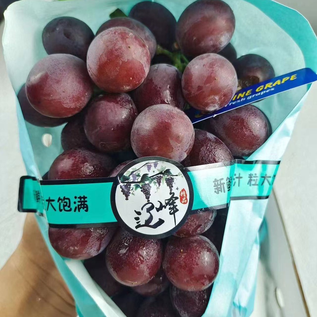 东北辽峰葡萄一串2.3到2.5斤左右粒大无核吃着过瘾，​多汁纯甜，水灵灵，葡萄味巨浓辽宁省