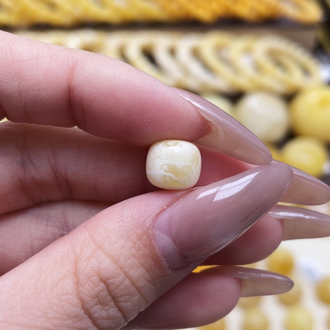 琥珀未镶嵌裸石9.5*8.5mm老型瑕