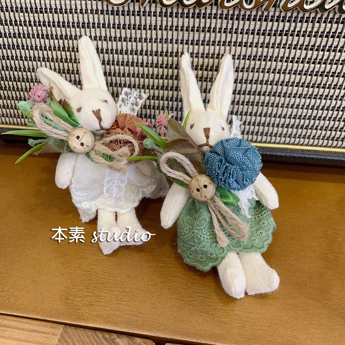 合金布艺胸针 C3673捧花小兔子可爱布艺胸针