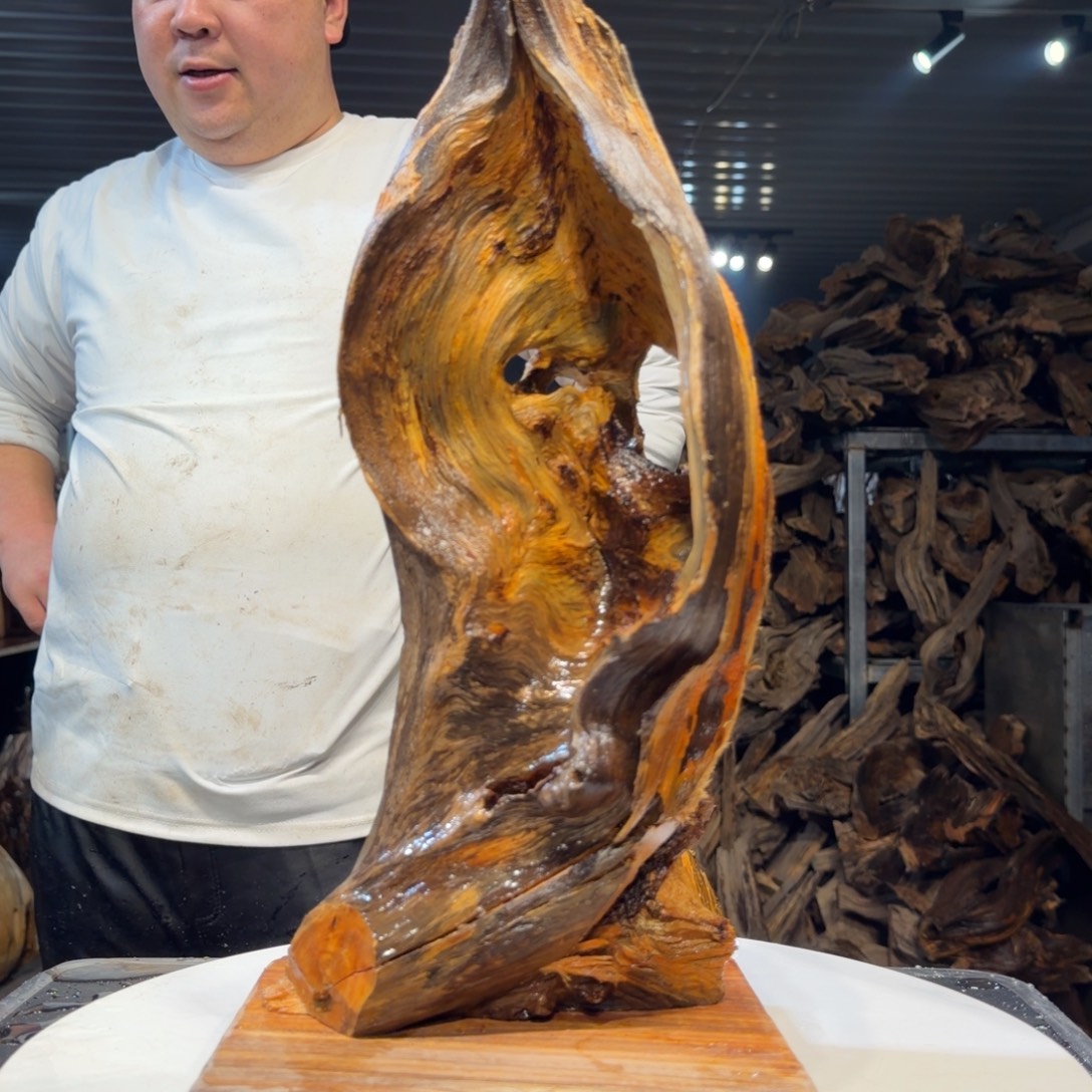 新***饰木王一刀琥珀木摆件B46