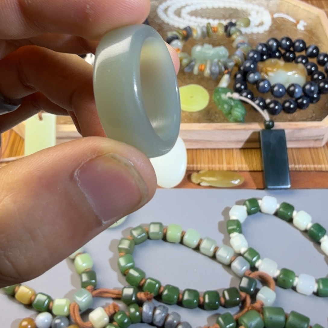 威***哥和田玉（糖玉）未镶嵌手链