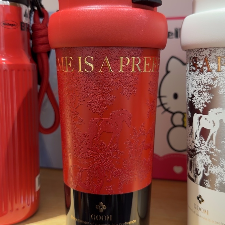 红色保温杯一个装一个