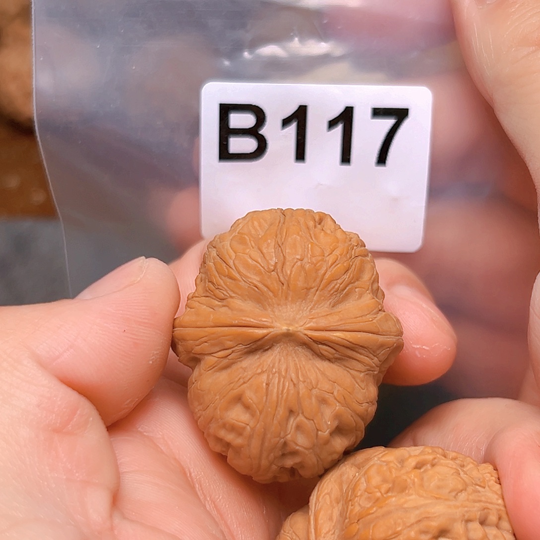 文玩核桃吊坠40元宝 有瑕疵