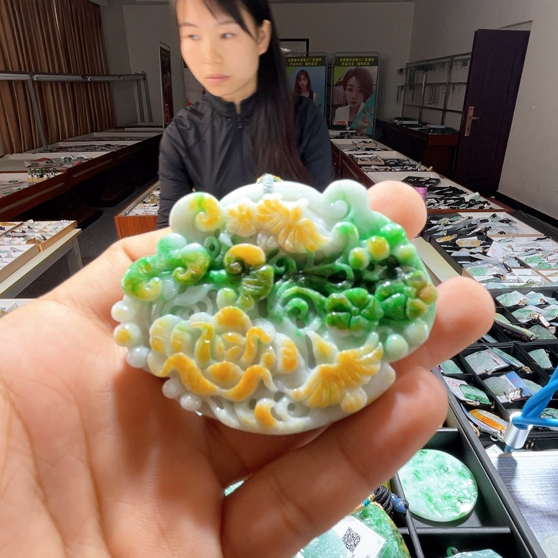 翡翠未镶嵌颈饰一