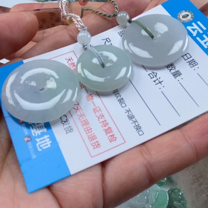 Y***a翡翠未镶嵌颈饰多人貔貅