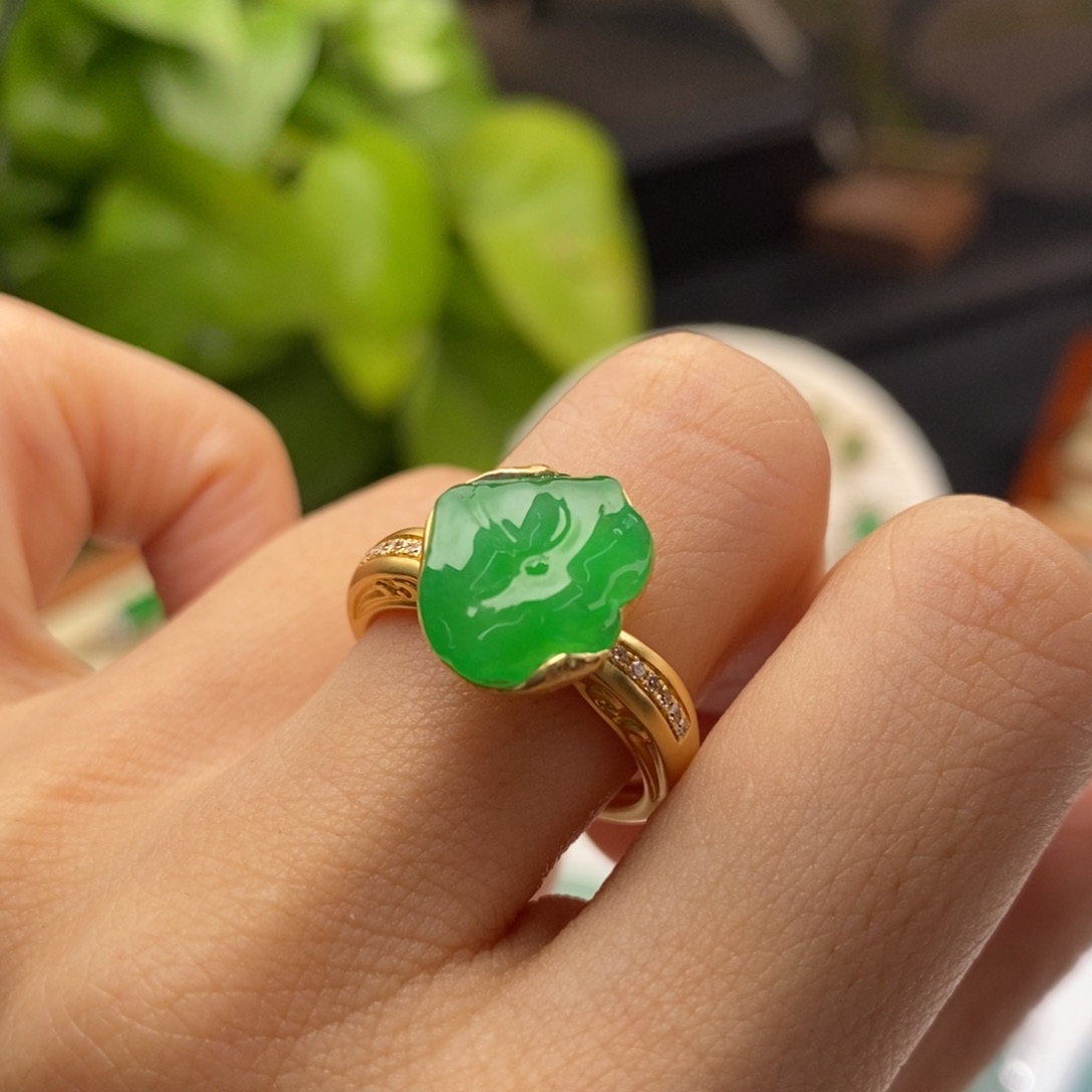 翡翠戒指18K金镶嵌戒指