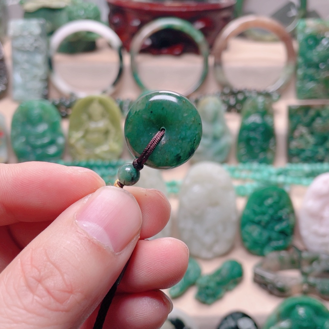 独山玉未镶嵌颈饰