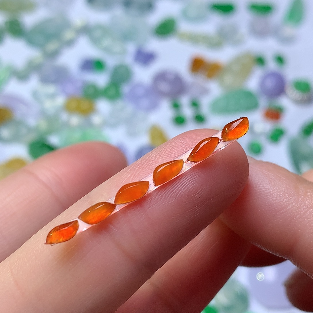 翡翠未镶嵌颈饰随形