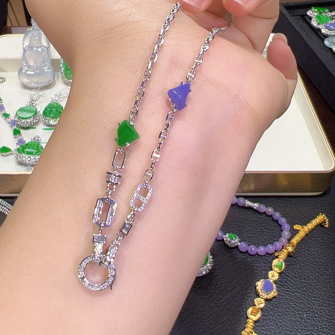 翡翠18K金镶嵌颈饰