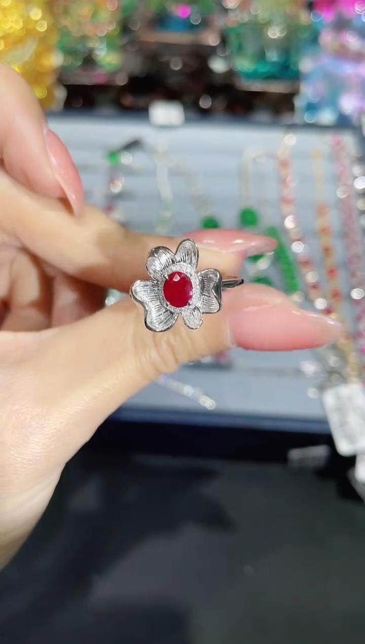 18K金镶嵌天然红宝石戒指花朵