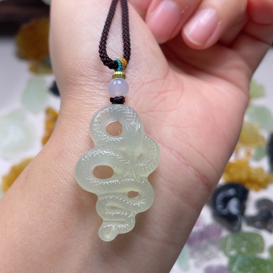 蛇纹石玉颈饰未镶嵌