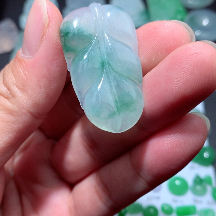 翡翠颈饰未镶嵌叶子