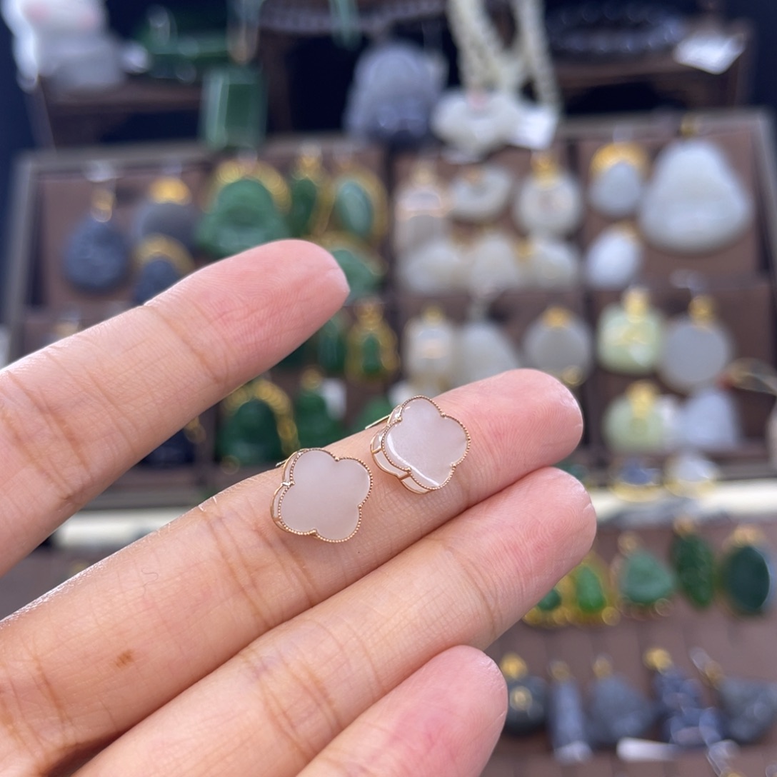 和田玉18K金镶嵌耳钉