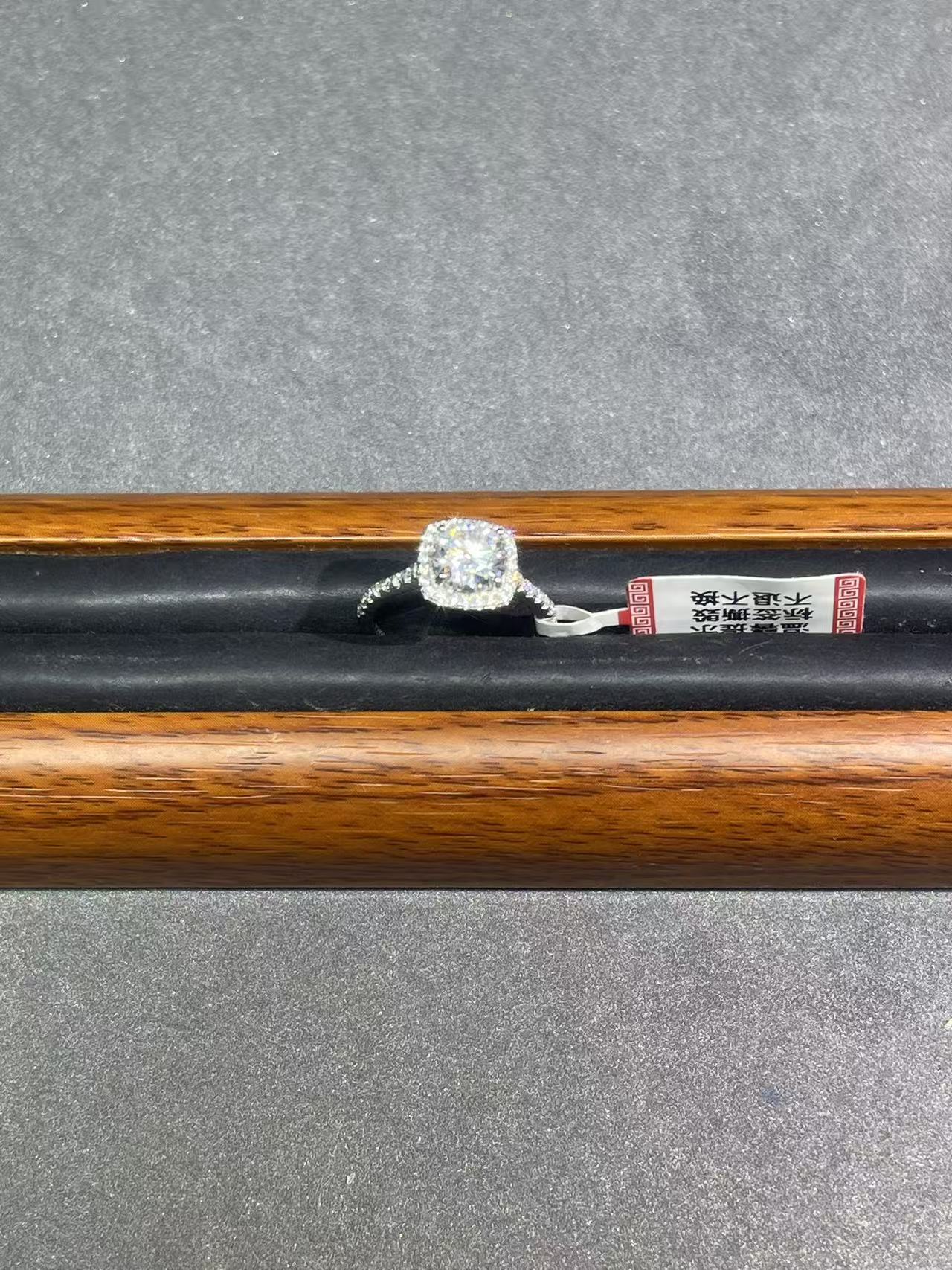 d42白色满镶方包戒指多样发
