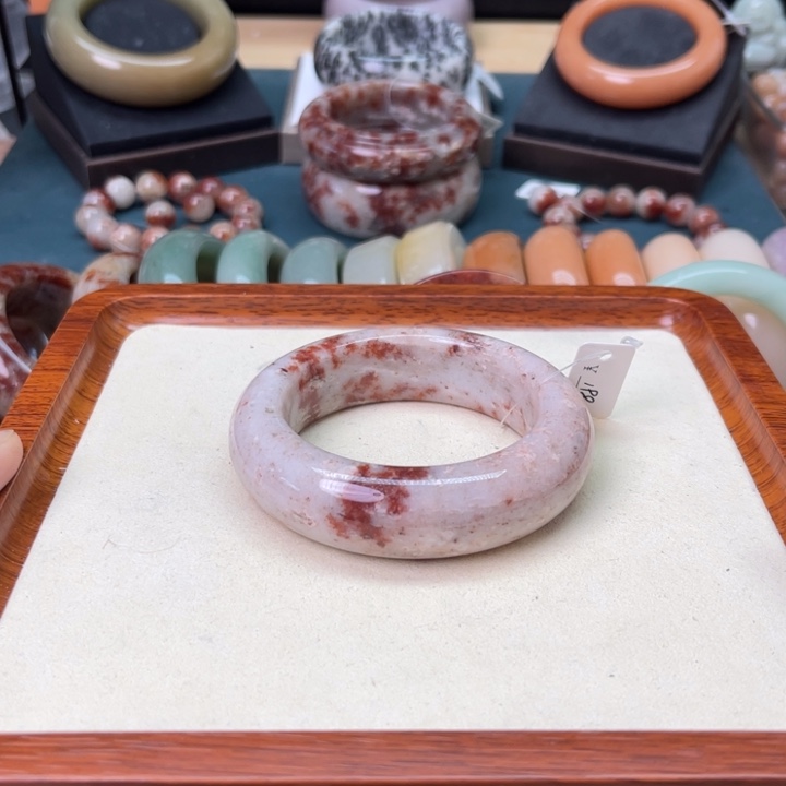 石英质玉手镯未镶嵌