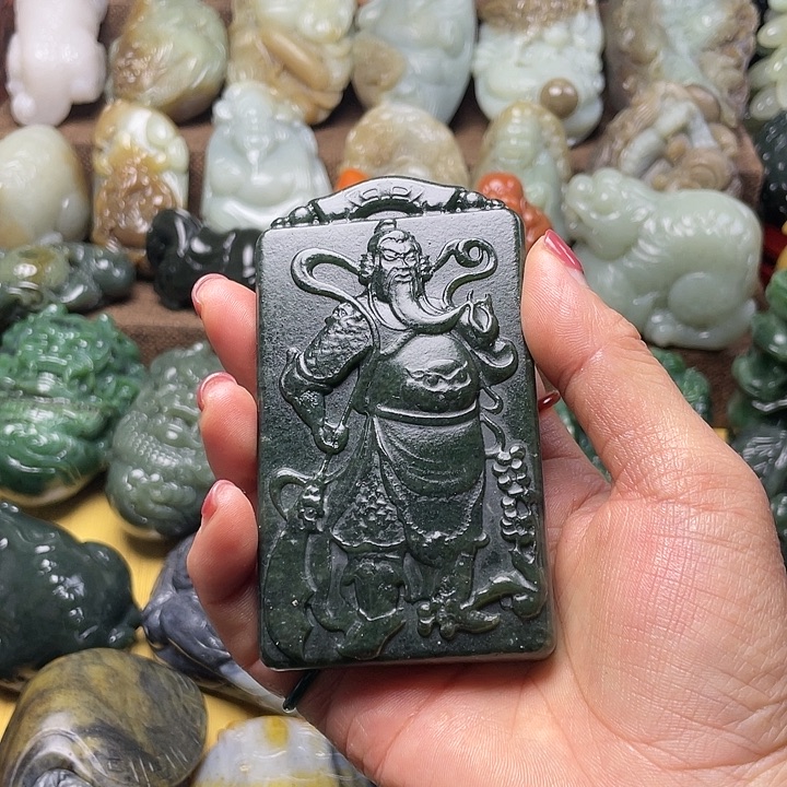 霸***人和田玉未镶嵌颈饰