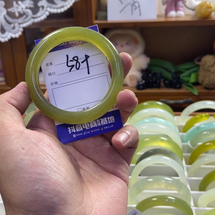 蛇纹石玉未镶嵌手镯250