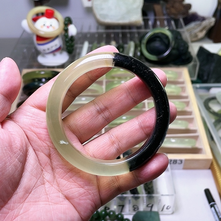 蛇纹石玉手镯未镶嵌