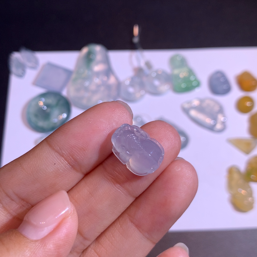翡翠未镶嵌颈饰貔貅