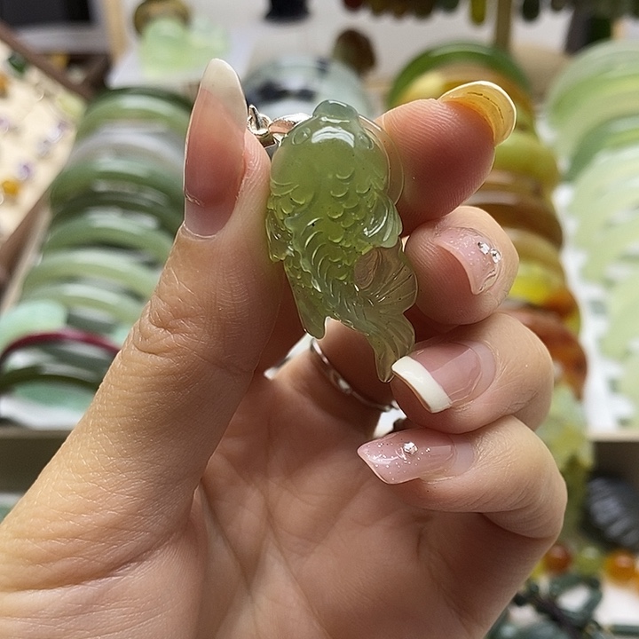 蛇纹石玉未镶嵌颈饰