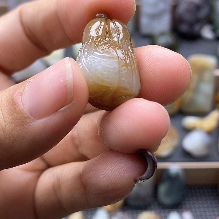 颈饰未镶嵌和田玉（糖玉）